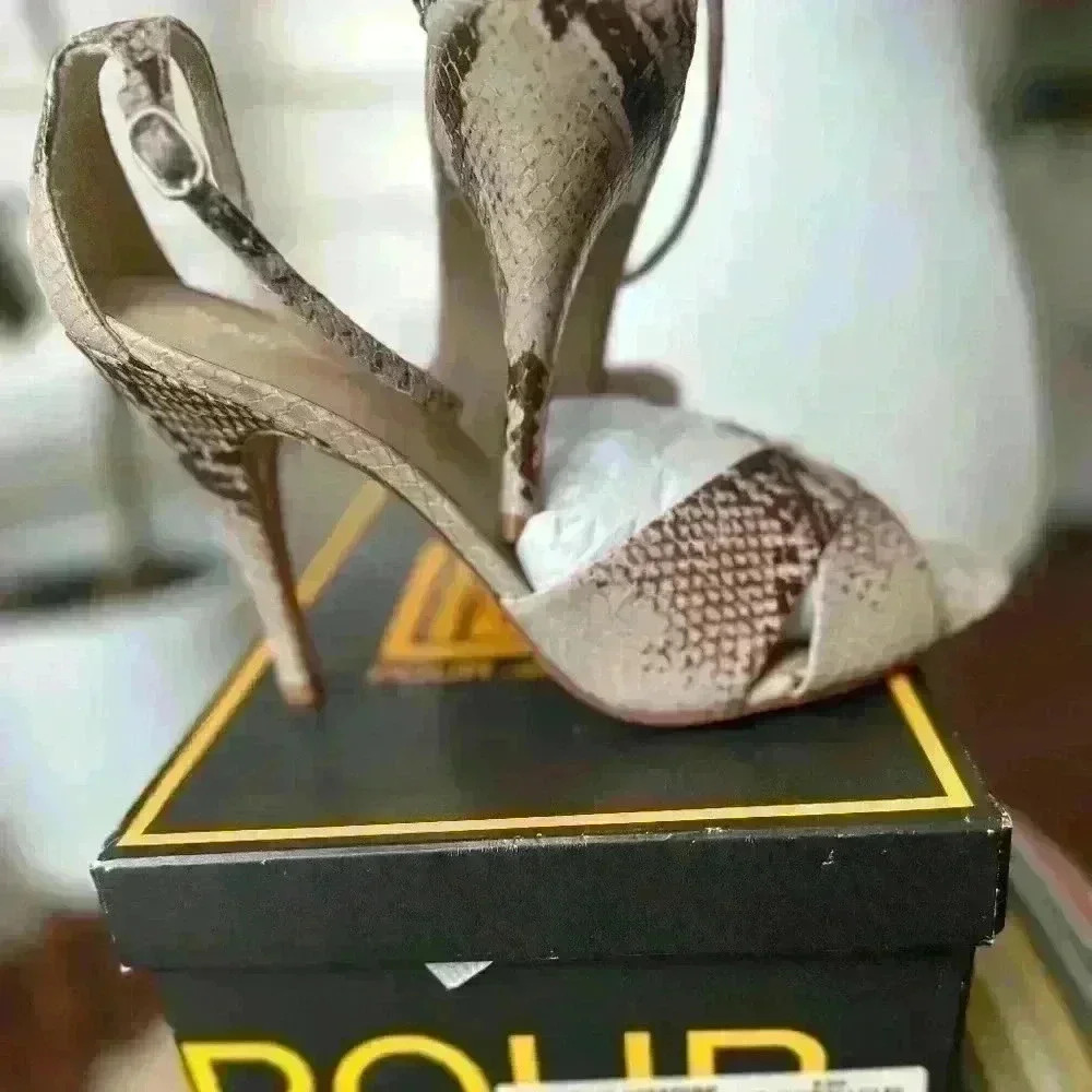 Pour La Victoire Kalinda Taupe Shadow Snake Sanders -NIB - Size 9.5M - Picture 3 of 6